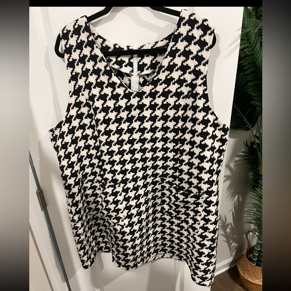 Houndstooth Sleeveless Top - Black and White